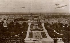 CPA Paris Aeroplanes au dessus du Trocadero