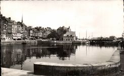 CPSM Honfleur Le bassin en plein eau 