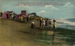 CPA St Gilles sur Vie Un coin de la plage La trempette dans l eau et les chateaux de sable font la joie des enfants