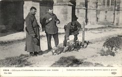 CPA Militaria Officers infantry flowering a tomb