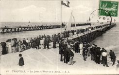 Trouville - Les Jetees a l heure de la Maree - CPA 