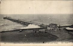 Trouville - La Jetee Promenade - par gros temps - CPA 