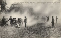 CPA Militaria La grande guerre 1914 1915 Batterie d artillerie francaise de 75 en action sur le front des environs Arras