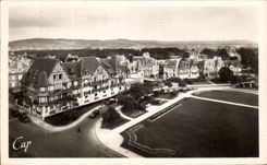 Cabourg - Panorama et les Jardins - CPA 