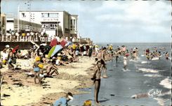 Cabourg - La Plage et le casino - CPA 
