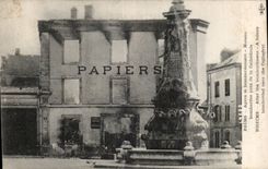 CPA Militaria Reims After the bombardment House bombardee close to the cathedral
