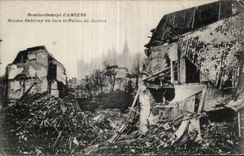 CPA Militaria Bombardement d Amiens Maison Deberny en face le palais de justice