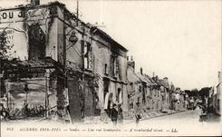 CPA Militaria Senlis a street bombardee