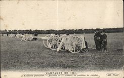 Campo de CPA Militaria de la bateria de la artilleria de 1914 franceses de 75 que fascinan su posicion del combate