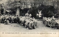 CPA Militaria En Argonne La ceremonie de la messe un dimanche sur le front