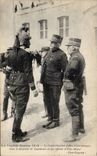 CPA Militaria La grande guerre 1914 Le generalissime Joffre s entretenant avec le General de Castelnau et un officier 