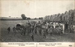 CPA Militaria Convoi de ravitaillement a l abri pendant le combat