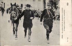 CPA Militaria a Belgian priest out of equipment of war