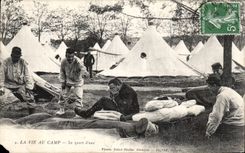 CPA Militaria La vie au camp Le quart d eau