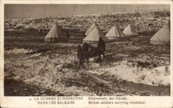 CPA Militaria the European war Enlevement of wound