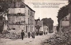 CPA Militaria Senlis sets fire to by German burnt Maisons Rue of the Republic
