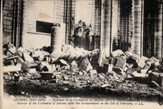 CPA Militaria interior de la catedral de Soissons despues del bombardeo