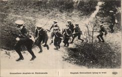 CPA Militaria Guerre de 1914 1918 Grenardiers anglais en embuscade
