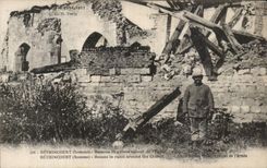 Casas de CPA Militaria en ruinas alrededor de la iglesia