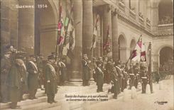 CPA Militaria reexaminado de las banderas tomadas con el alemAn con el gobernador de Invalides el 7 de octubre