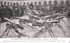 CPA Militaria Trophees de la grande guerre Musee de l armee Mitrailleuses allemandes prises aux batailles d Artois 