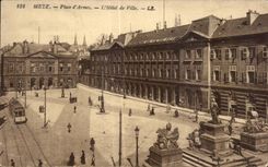 CPA Metz Place d armes Hotel de ville
