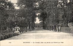 CPA Bourges the large alley of the garden of town hall