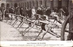CPA Militaria Cour d honneur des Invalides Mitrailleuses allemandes