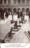 CPA Militaria Guerre de 1914 Cour d honneur des Invalides Paris Crapouillauds lance bombes