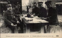 CPA Militaria Guerre de 1914 Officiers anglais prenant le the sur la route 