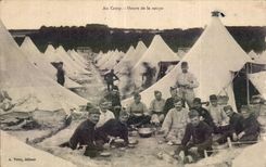 CPA Militaria La guerre de 1914 Au camp Heure de la soupe 