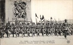 CPA Militaria Paris Festivals of the victory July 14th 1919 French infantry passing under Arc de Triomphe