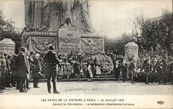 CPA Militaria Paris Fetes of the victory has Paris July 14th 1919 In front of the Cenotaph Lorraine the Alsacienne delegation