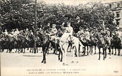 CPA Militaria Paris on July 14th has Paris in 1919 Festivals of the Victoire Before the procession the marshals Joffre and Foch