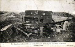 CPA Militaria Un camion automobile de ravitaillement detruit par les obus allemands devant arras