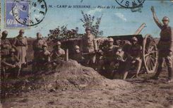 CPA Militaria Camp de Sissonne Piece de 75 camouflee