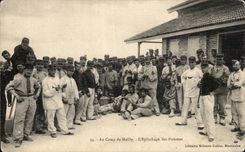 CPA Militaria Au camp de Mailly L epluchage des pommes 