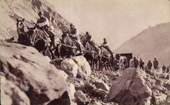 CPA Militaria A la recherche d une position de batterie en montagne 