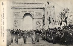 CPA Militaria Revue of July 14th 1917 Before lde feile the cenotaph moves Arc de Triomphe