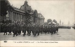 CPA Militaria on July 14th has Paris into 1916 the Hairy ones in front of Grand Palais