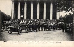 CPA Militaria on July 14th has Paris in 1916 Procession of the Place artillerists of the Madeleine