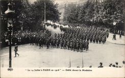 CPA Militaria on July 14th has Paris in 1916 Procession in front of the Madeleine