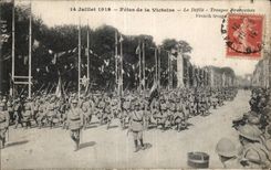 CPA Militaria Paris Festivals of the Victoire the procession French Troops Arc de Triomphe