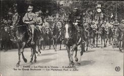 CPA Militaria Paris Festivals of the Victoire July 14th 1919 On the grand boulevards amrechaux Foch and Joffre Horses