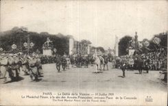 CPA Militaria Paris Fetes of the Victoire July 14th 1919 the Petain Marshal with the head of the French Armies Agrees