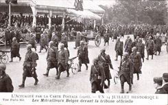 CPA Militaria Paris One historical July 14th Belgian machine gunners in front of the official platform