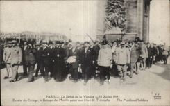 CPA Militaria Paris the procession of the victory July 14th 1919 At the head of the procession the group of mutilate master key under arc