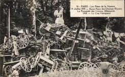 CPA Militaria Paris Festivals of the Victoire Round July 14th 1919 point of the Champs Elysees the pyramid of German Guns