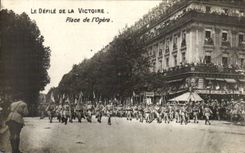 CPA Militaria Paris Defile of the Victoire Places Opera