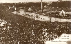CPA Militaria Paris Defile of the Victoire Places Harmony